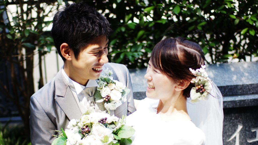 神殿結婚をした夫婦の笑顔