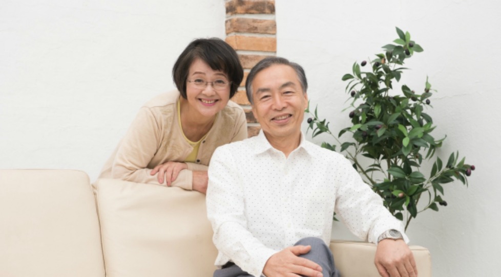 寄り添うシニア世代の夫婦