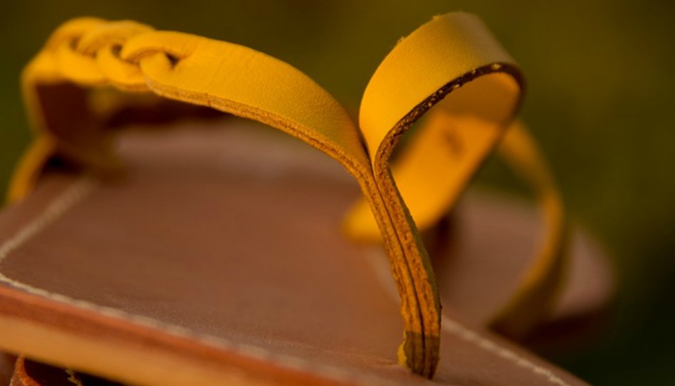 茶色のサンダル