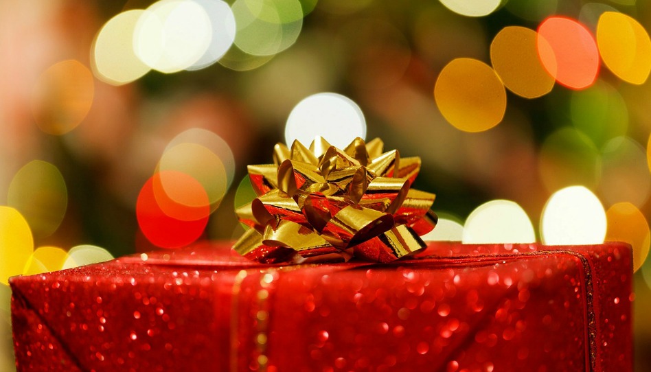 クリスマスツリーの前に置かれたクリスマスプレゼント