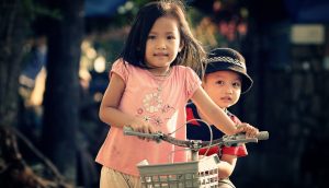 兄弟関係が男の子の成長を助けることを、新たな研究が示す