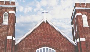 モルモン、カトリック修道女の毎年恒例の募金集めフェアを手助けする