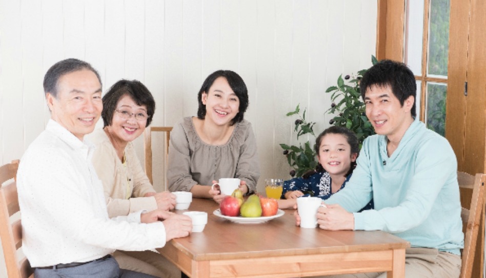 食卓で会話を楽しむ家族