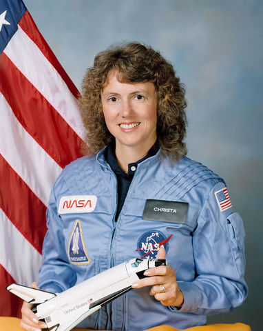 クリスタ・マコーリフは、1986年1月28日に起きた、スペースシャトル・チャレンジャー号の爆発事故で、7人の乗組員が死亡したうちの一人です。画像提供: Wikipedia