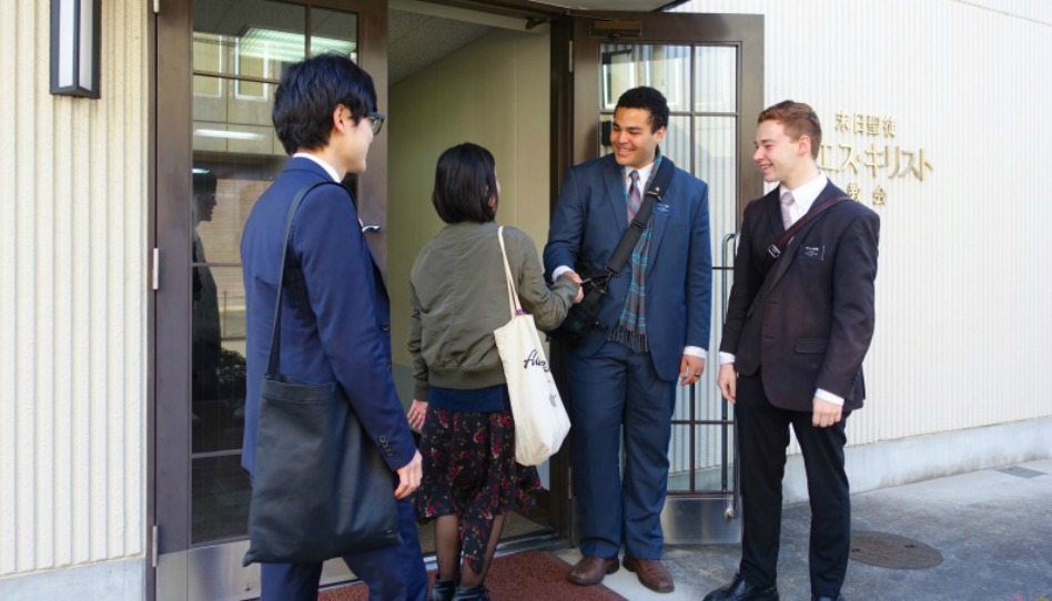 教会で出迎える宣教師