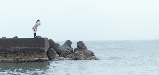 海に叫ぶ女子