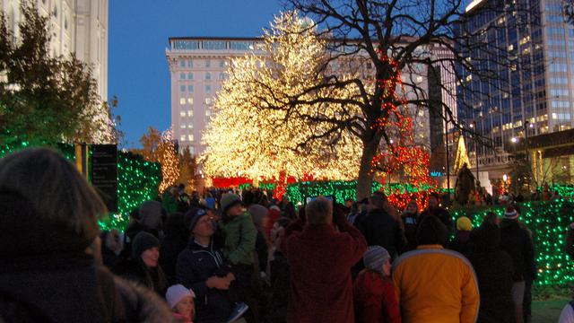 テンプルスクエアのクリスマスライト点灯