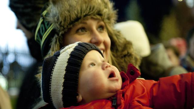 テンプルスクエアのクリスマスライトを見る親子