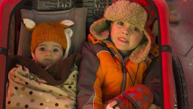 テンプルスクエアのクリスマスライトを見る子供たち