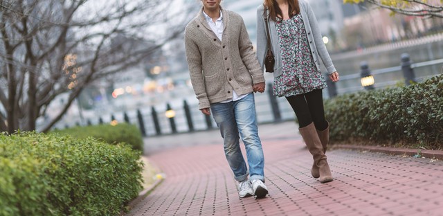 カップルが手をつないで歩く様子