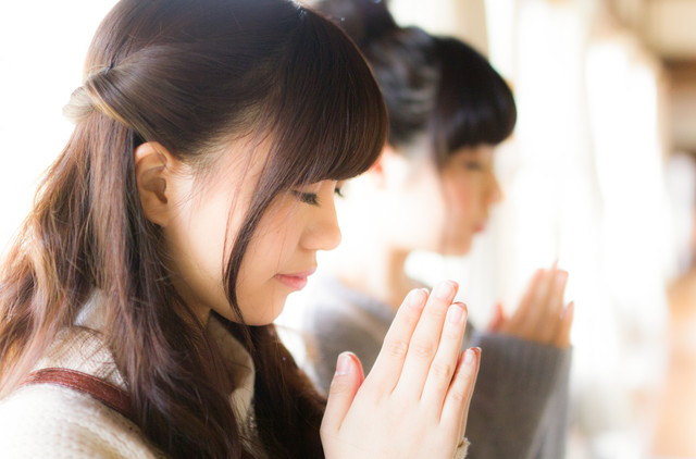 神様に祈る大切さを語る金原さん