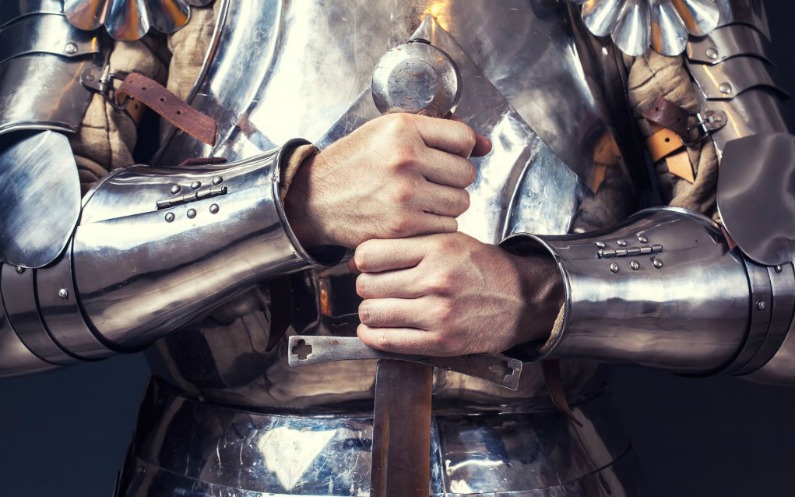 神の武具を身に着けた人物
