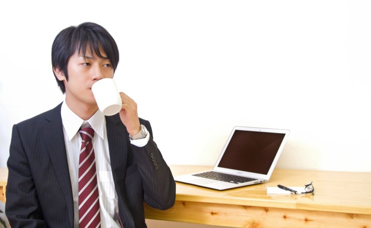 仕事を失ってどうしようか考えているモルモン教の男性