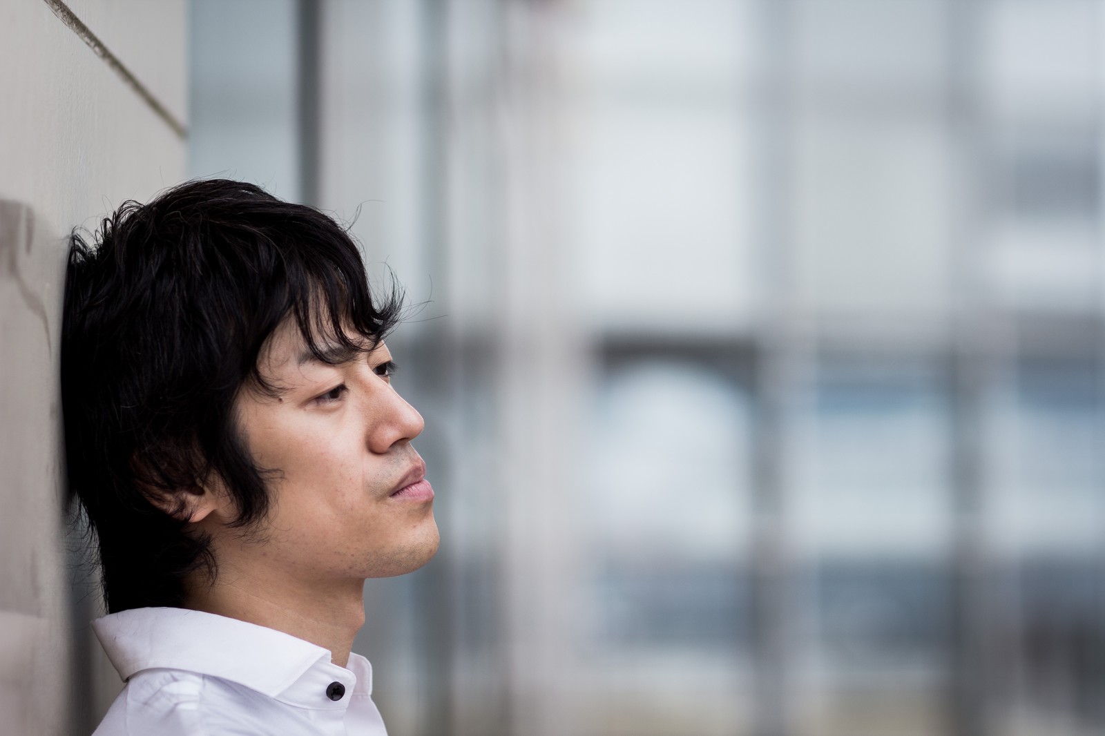 謙遜と高慢について考える男性