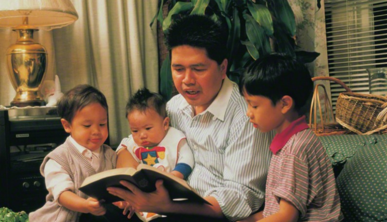 子供に本を読み聞かせる父親