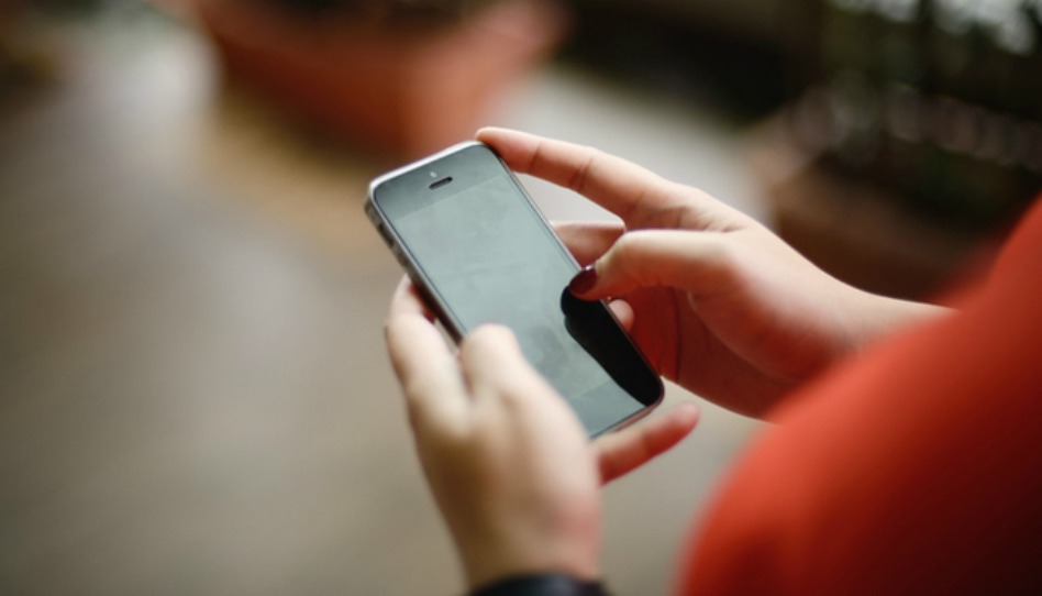 携帯電話からポルノグラフィーの誘惑を受ける