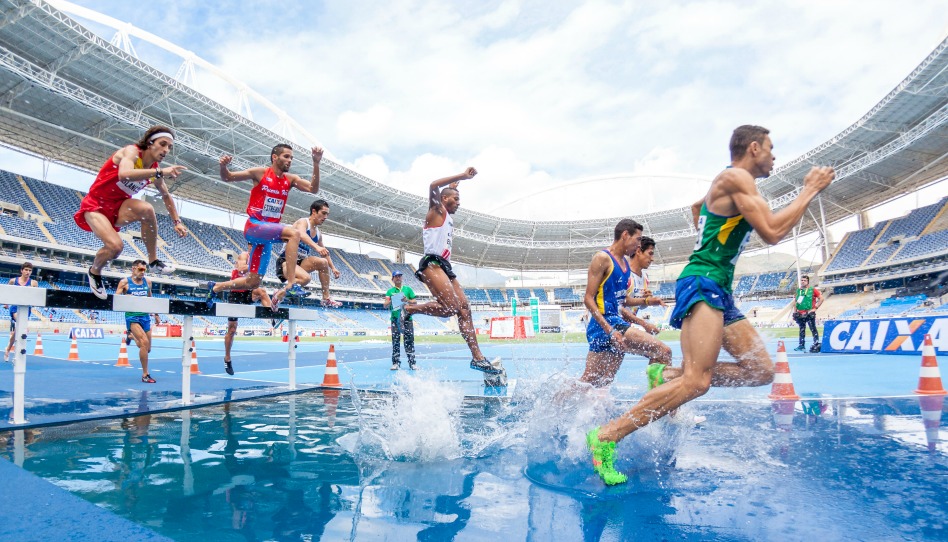 １０人のオリンピック選手たちがハードル超え