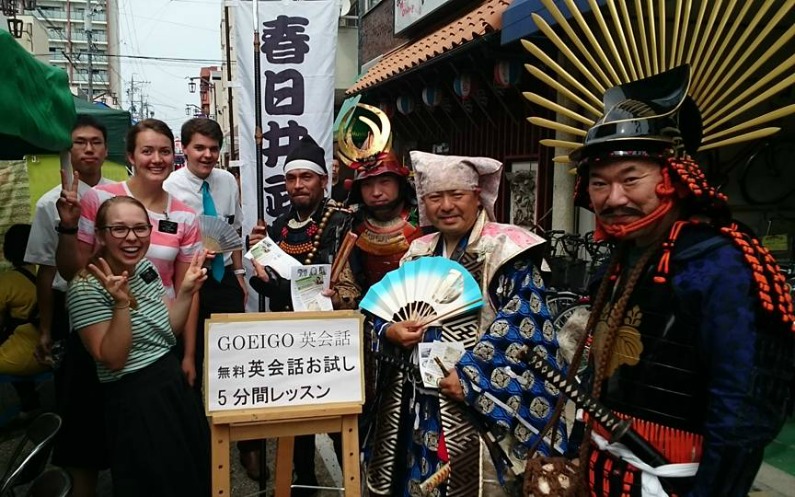 教会の宣教師、英会話の宣伝にお祭りへ