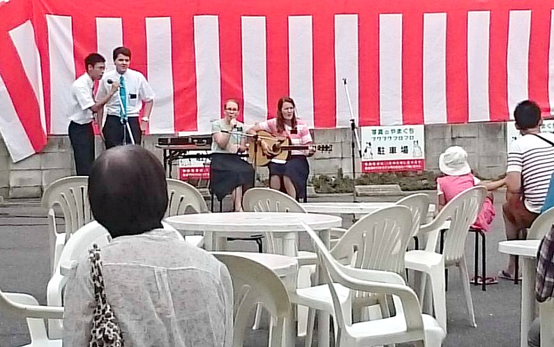 宣教師が商店街で音楽発表