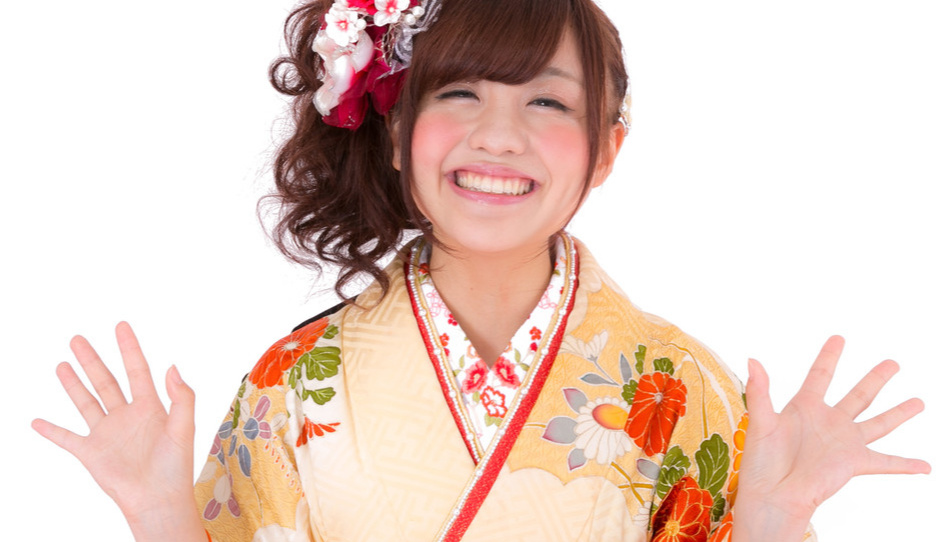 着物を着た笑顔の女性
