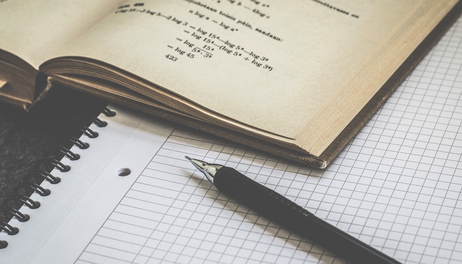 数学の教科書と開いたノート