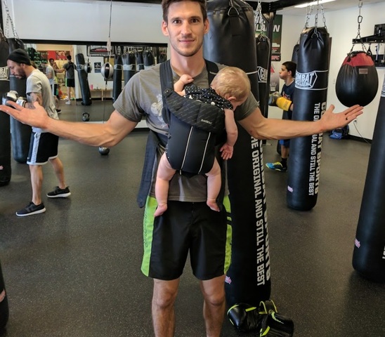 総合格闘家ウェスティン・ウィルソンが赤ちゃんを抱いてジムにいる姿