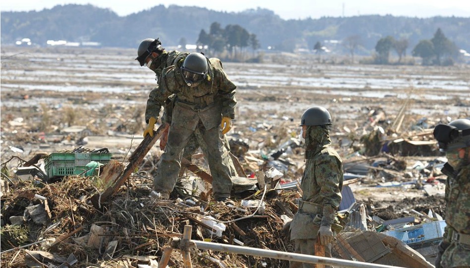 瓦礫の上で働く自衛隊