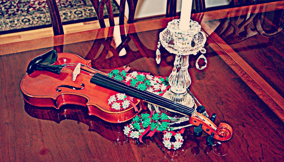 テーブルの上にのったクリスマスのデコレーションとバイオリン