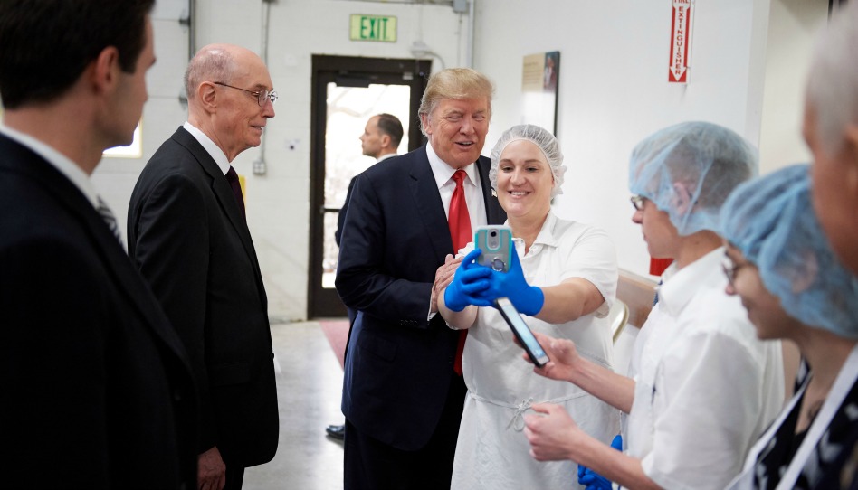 トランプ大統領と記念撮影をするボランティア