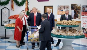 教会幹部トランプ大統領を福祉施設に案内する