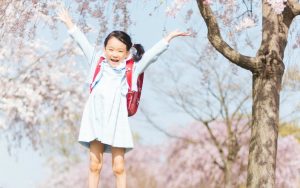 家庭の夕べのアイデア： 子供のような姿勢を持つ