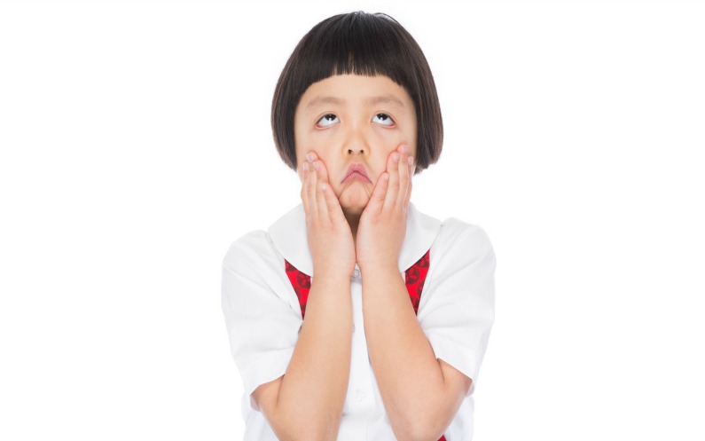困った顔の女の子