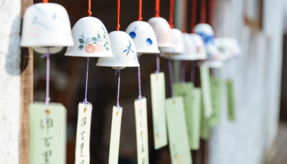 複数の風鈴が一列に並んでつらされている様子