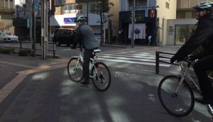 自転車に乗って伝道する宣教師二人組