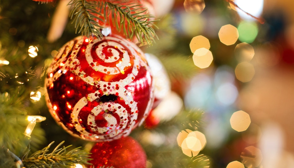オーナメントでキラキラしたクリスマスツリー