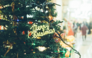 通りに置いてあるクリスマスツリーにあるメリークリスマスのメッセージ