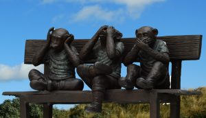 教会で耳を傾ける:人の痛みを軽く聞き流していませんか?