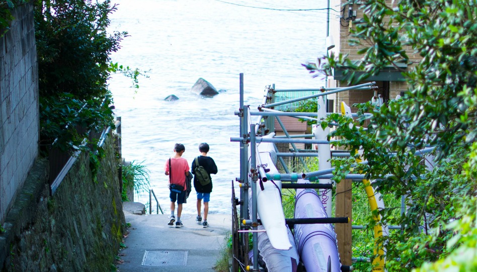 海に向かって歩く少年二人