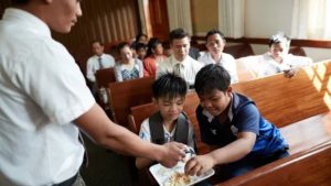 毎週日曜日に教会に集い、聖餐を取ります