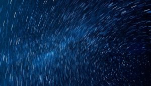 動く星空