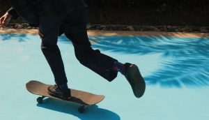 スケボーで走り去る男性