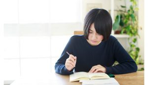 勉強をする女性