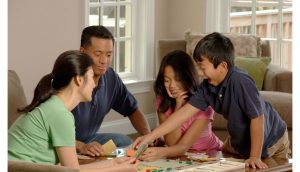 家族で家庭の夕べを行う