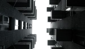 アパートの下から見上げる