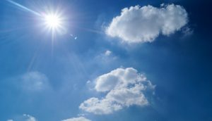 太陽が降り注ぐ夏空