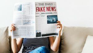 新聞の一面に書かれているフェイクニュース