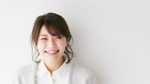 健康そうな女性の素敵な笑顔