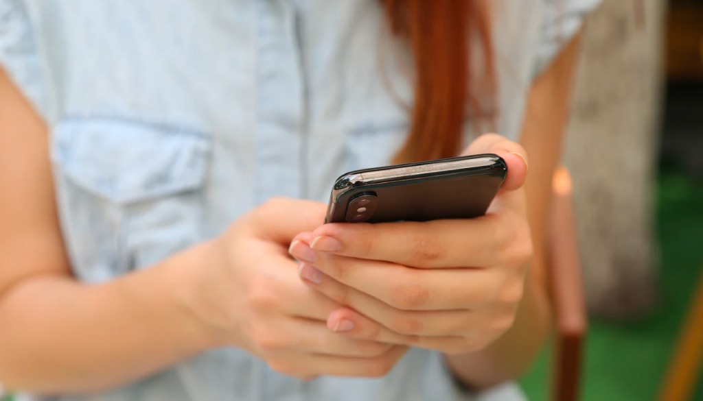 スマホを使う女性の手元