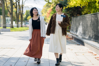話しながら道を歩く女性の宣教師たち