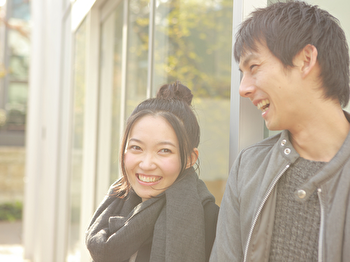 楽しそうに会話する若い男女